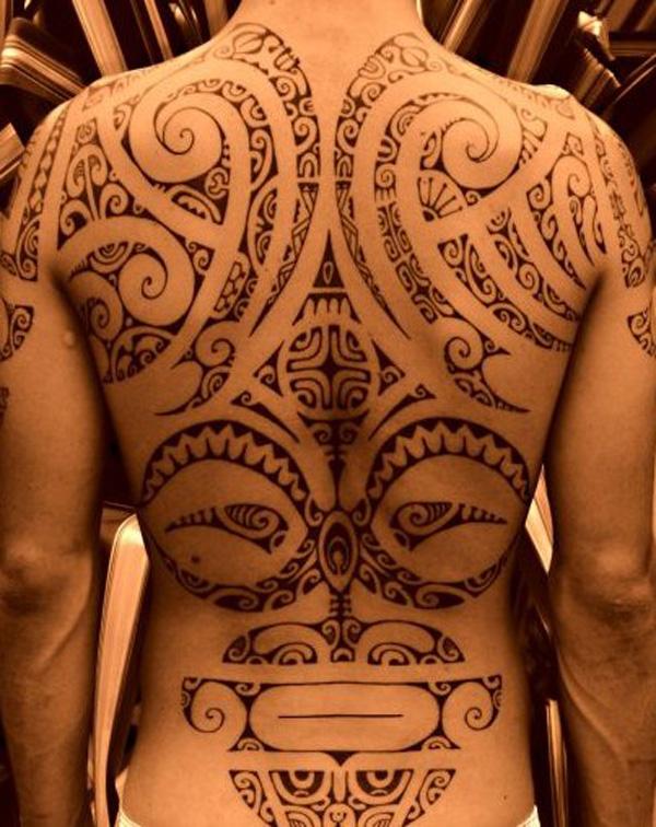 Kunstvolles Maori-Tattoo mit Spiralen und Stammesformen-Designs