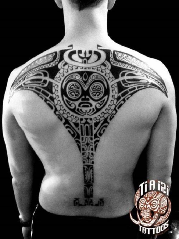 Polynesischer Strahl am Rücken Tattoo