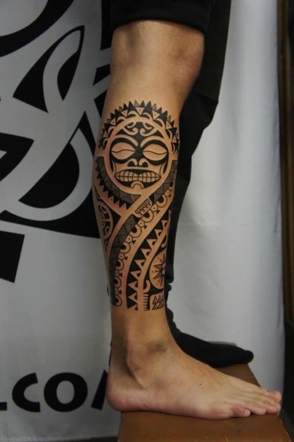 Schwarze polynesische Sonne Tattoo am rechten Bein