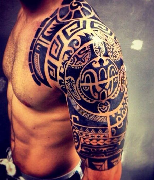 Das traditionelle Pacific Islander Tattoo Design bedeckt die obere Hälfte des Arms des Trägers und erstreckt sich auf Brust und Rücken.