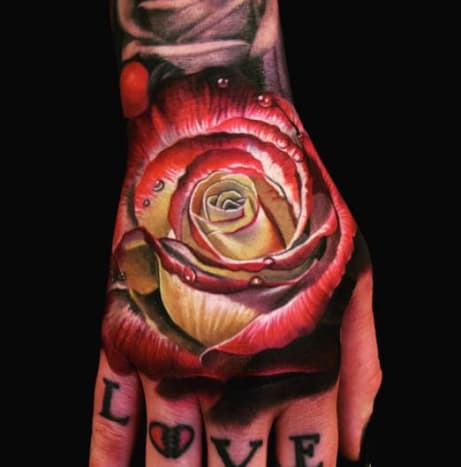 Toto úžasné růžové tetování je nejnovější vydání Jenny. A pokud si necháváte dělat tetování růží, existuje opravdu lepší volba než Phil Garcia? Upozornění na spoiler: neexistuje.