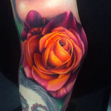 Eine schöne Detailaufnahme einer Rose von Jamie Shene in Jennas Ärmel.