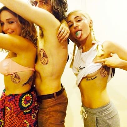 Miley a její přátelé si nechávají tetovat