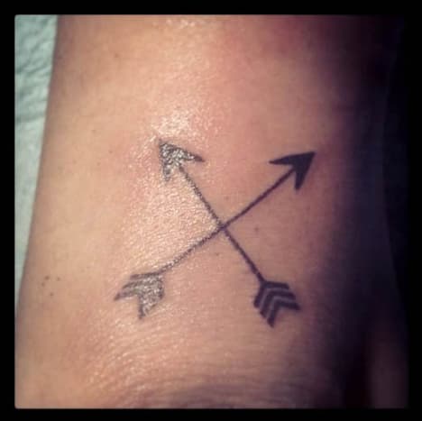 tetování šípů miley cyrus