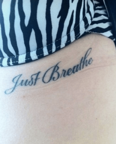 miley cyrus jen dýchej tetování