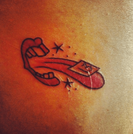 Ein Freitag der 13. Tattoo auf ihrem Oberschenkel von @feefnasty.
