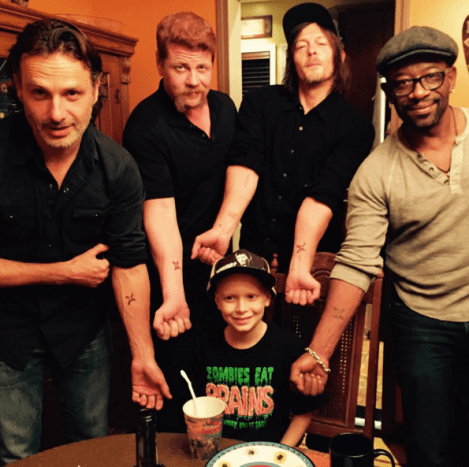 Der Schauspieler bekam passende Totenkopf-Tattoos mit den Walking Dead-Darstellern Andrew Lincoln (Rick Grimes), Michael Cudlitz (Abraham Ford) und Lennie James (Morgan Jones) für Fan Aiden.