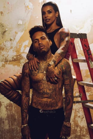 Kid Ink: Ich persönlich wollte wahrscheinlich unbewusst nicht in der gleichen Situation sein wie meine Eltern. Mein Vater war weg, als ich fünf war, aber noch bevor er ins Gefängnis kam, war er nicht bei meiner Mutter. Asiah: Das gleiche hier. Meine Mutter war nicht verheiratet, bis ich erwachsen war, und ich hatte nicht viele Beispiele für einen Zwei-Eltern-Haushalt oder eine Ehe, die aufwuchs. Meine Mutter war alleinerziehende Mutter mit vier Kindern. Deswegen verstehen wir uns besser als jeder andere es könnte.