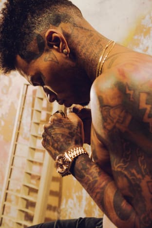 Kid Ink: So sehr die Leute denken, dass ich völlig vertuscht bin, es gibt viele Dinge, in die ich nicht eingetaucht bin. Ich bin jetzt an dem Punkt, wo ich hinschaue und der Achselbereich, Kniekehlen, Kniekehlen… Ich habe noch zwei Oberschenkel, die ich erledigen muss. Ich glaube nicht, dass ich bereit bin, die Füße zu schlagen. Asiah: Baby, du hast schöne Füße. Du solltest sie nicht verstecken [lacht]