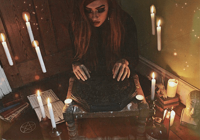 Foto von @peachycinnamonHarmony Nice ist eine moderne Hexe, die auf ihrem beliebten YouTube-Kanal Videos rund um Wicca erstellt. Schauen Sie sich sie an, um sich inspirieren zu lassen, wie Sie Ihren Altar aufstellen oder Tarot lesen!