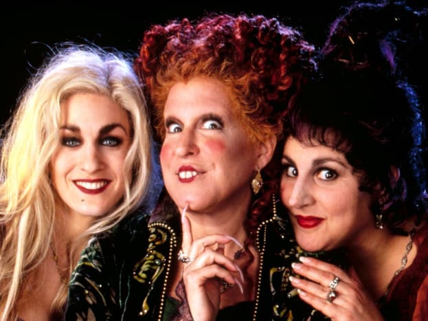 Die Sanderson Sisters, das vielleicht berühmteste Hexentrio der Geschichte, erleuchteten die Leinwand im Kultklassiker Hocus Pocus von 1993.