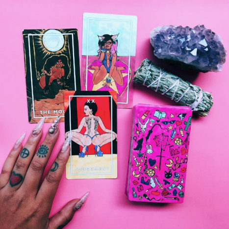 Foto von @thehoodwitchThe Hoodwitch ist eine Bloggerin und moderne Hexe. Sie erstellt Inhalte über Heilung, Zaubersprüche, Tarot, Kristalle und mehr für Hexen des 21. Jahrhunderts.