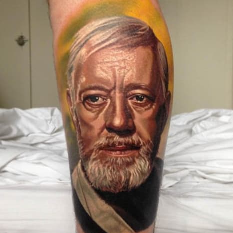 9. Obi Wan Kenobi Wenn die Prequels nie passiert wären, würde dieser weise alte Jedi höher eingestuft werden. Alles, was uns in die Alec Guiness-Version des Charakters verliebt hat, schien in der Ewan McGregor-Version verloren zu gehen. Und ehrlich gesagt, McGregor könnte der beste Teil dieser Filme gewesen sein. Obi Wan ist der beste Mentor, den Luke je haben konnte. Er opferte sich nicht nur, um die jungen Rebellen zu retten, sondern Obi Wan war auch da, um den jungen Skywalker aus dem Jenseits zu coachen. Tattoo von Nikko Hurtado