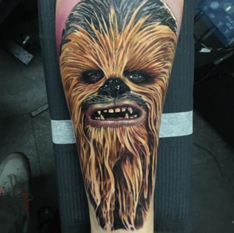 7. Chewbacca Chewbacca, jaký wookie! Nikdy nerozumíte jedinému slovu, které říká, ale tohoto Wookieho stále všichni zbožňují. Pořád se chichotám, když nechá celý gang uvězněný v síti na Endoru. Navíc má kuši. Proč potřebujete střílet z kuše laserem? Koho to zajímá, je to paráda! Han by nežil tak dlouho, kdyby nebyl Chewy vždy tam, aby mu pomohl dostat se z nepořádku. Není to špatné pro velký chodící koberec, že? Tetování Alex Rattray