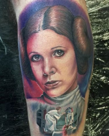 6. Princezna Leia Carrie Fisher je žena, která mě naučila cennou lekci, že otrava není vyhrazena jen pro muže. Leia je snadno nejtvrdší z hrdinů, odmítá se připoutat Vaderovu tlaku a nechá celou svou planetu vyhodit do vzduchu, aby zachránila povstání. To je ta odvaha! Nestačí ti to? Dobře jde s Jabbou a Bobou Fettem ve hře na tepelné rozbuškové kuře a odchází od vítěze. Princezna Leia je úžasná postava, která za úspěch povstání nezískala téměř dostatečný kredit. Tetování Chris Jones