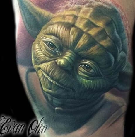 2. Yoda Jste tím překvapeni? Docela úžasný Yoda je. Dobře, mám hotovo, ale právě začínám hromadit chválu na malého zeleného chlapíka. Yoda je jedinou postavou, která se objevuje v prequelech a původní trilogii a která se díky prequelům skutečně stala lepší postavou. Jakkoli bylo hloupé vidět CGI Yodu skákat po tom zatraceném místě se světelným mečem, dalo vám to vědět, že 800 let starý Jedi by stále mohl podat žádost. Scéna, kdy on a R2-D2 bojují o baterku, mě vždy zahřeje u chladného srdce, bez ohledu na to, jak jsem unavený. Když už mluvíme o R2 ... Tattoo od Evana Olina