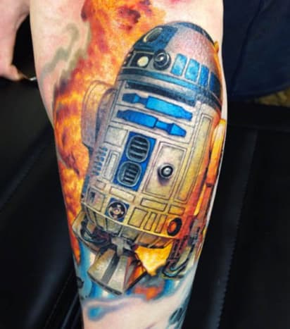 1. R2-D2 Tento škodlivý malý astromechový droid je skutečným hrdinou celé ságy. Je všude! Neexistuje Luke Skywalker, pokud ho R2-D2 nenajde. Každý je přiváděn do sarlaacu, pokud tam R2 není s Lukovým světelným mečem. Hodně štěstí při útěku z těch hvězdných ničitelů, aniž by R2 opravil hyperpohon. Jsem ochoten se vsadit, že to nebyla síla, která pomohla Lukovi při této střele zničit první Hvězdu smrti, ale místo toho to byla silně poškozená R2 ovládající torpéda. On (nebo ona?) Nikdy neřekne jediné slovo dialogu, kterému bychom porozuměli bez pomoci protokolárního droida, ale R2 je srdcem a duší vesmíru Star Wars. Pro tolik lidí láska k těmto filmům pochází z touhy předávat pocity z dětství a neexistuje dětštější a úžasnější postava než R2-D2. Je nejlepší. A těším se, až se znovu setkám s ním a několika dalšími na tomto seznamu, až uvidím Hvězdné války Epizoda VII: Síla se probouzí. Tattoo od Jamese Tattoo