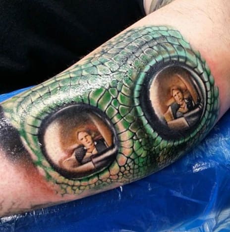 20. Greedo Okay, wir wissen, dass dieses Tattoo eher ein Spiegelbild von Han Solo ist, kurz bevor er THE FIRST SHOT abfeuert, um den Kopfgeldjäger namens Greedo zu töten, aber es ist so ein cooles Tattoo, das wir mitnehmen mussten. Kaum treffen wir Greedo, gibt Han einem Barkeeper den Tipp, seine Leiche abzuholen, aber wenn man bedenkt, dass er der Mittelpunkt der größten Fan-Kontroverse ist, auf die sich nicht reimen?