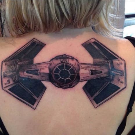 17. Tie Fighter Pilots Přiznáme, že je to trochu podvod. Ale ujišťujeme vás, že za tím sklem je v čele úžasně vypadající pilot Tie Fighter.