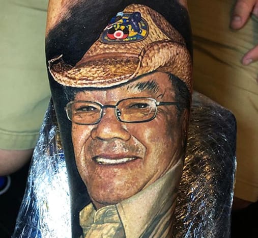 @stevebutchertattoosNejlepší novozélandský tetovací umělec Steve Butcher se svou neuvěřitelnou tetovací prací, která vypadá, jako by byla fotografie přilepená na kůži.