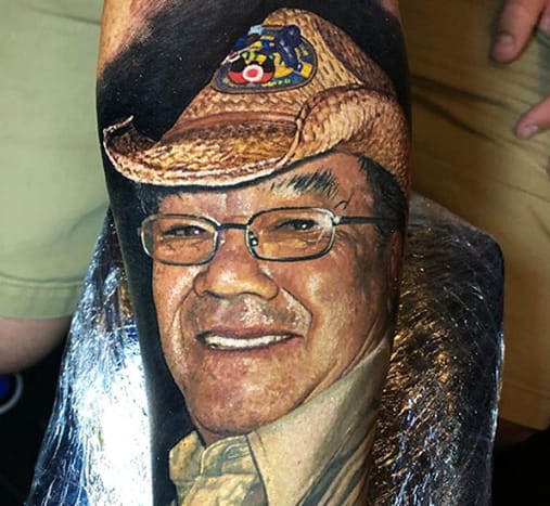 @stevebutchertattoosNeuseelands bester Farbrealismus-Tattoo-Künstler Steve Butcher mit seiner unglaublichen Tattoo-Arbeit, die aussieht, als wäre ein Foto auf die Haut geklebt.