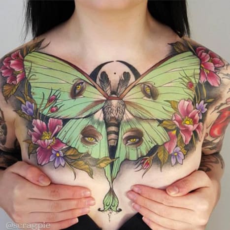 Das gedeckte Grün der Flügel dieser Motte ist einfach wunderschön. Tattoo von Sam Smith