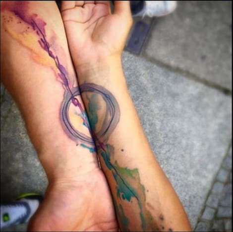 Dieses Aquarell Tattoo von David Giersch hätte unsere Aufmerksamkeit erregt, wenn es nur an einem Arm gewesen wäre. Aber diese Platzierung auf zwei Armen? Daaaaamn.