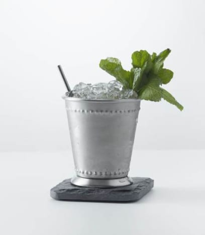 Die Bulleit Mint Julep1 1/3 oz. Bulleit® Bourbon (oder Bulleit® Rye für einen anderen Twist)1 TL. Zucker5-6 MinzblätterCrushed IceJulep Cups oder Rocks GläserMinzblätter, Zucker und Spritzer Wasser in einem Julep Cup oder Rocks Glass mischen.Bulleit Bourbon, Wasser hinzufügen und die Tasse mit zerstoßenem Eis füllen (10-20% über dem Tassenrand, wie einen Schneekegel) und umrühren. Mit einem Zweig frischer Minze garnieren, einen kleinen Trinkhalm hinzufügen und mit einer Serviette servieren.