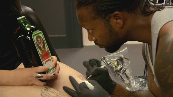 Dies wäre kein Kompendium für Ink Master Watcher ohne ein Ink Master Trinkspiel. Dies ist jedoch ein familienfreundliches Ink Master Watcher's Compendium, und ich bin ein starker Befürworter für die richtige Flüssigkeitszufuhr. Wasser trinken. Es tut Ihnen in jedem Alter gut. Bereiten Sie sich mit mindestens einem halben Liter Wasser vor und bereiten Sie sich darauf vor, hydratisiert zu werden.