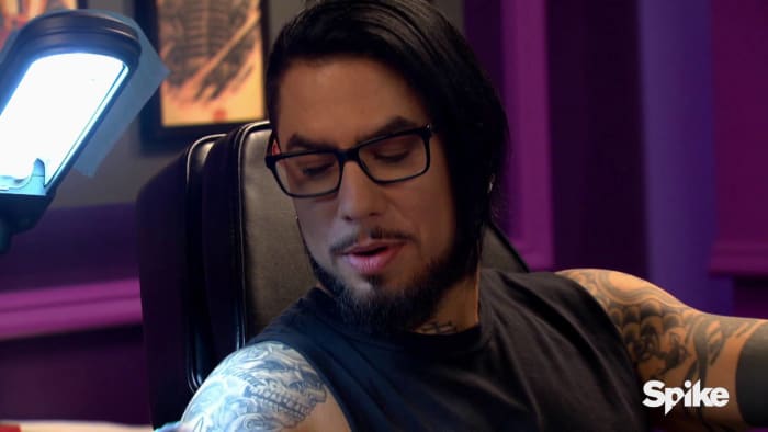 Oliver Peck und Chris Nunez, die anderen beiden Juroren der Show, sind Tattoo-Legenden. „Dave Navarro? Der Rockstar? Er sollte die Tattoo-Kritik den Experten überlassen.“ Man könnte sagen. Und zu dieser Person würde ich sagen: 