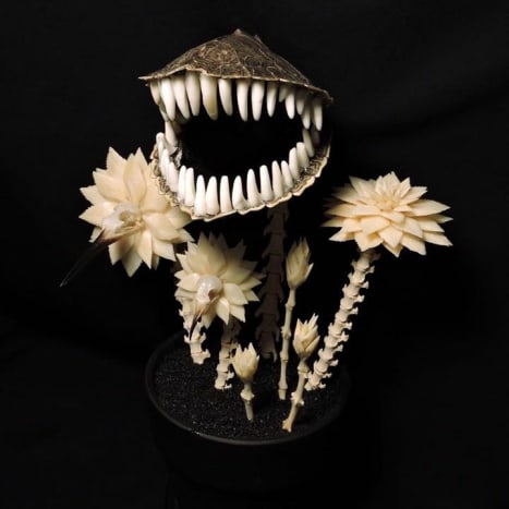 Foto přes facebook Brutálně poutavé sochy vytvořené z kostí, zubů a chrupavek. Ne pro průměrného sběratele umění.