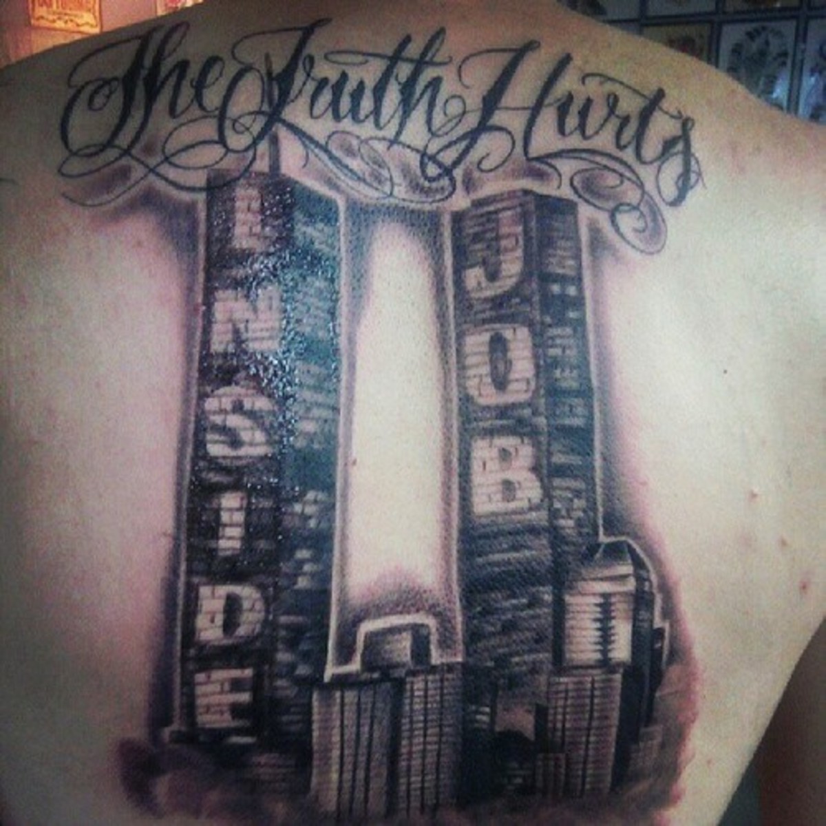 Zumindest ist dieses 9/11-Tattoo so scheiße, dass es schwer zu sagen ist, dass es das World Trade Center ist.