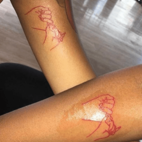 Kozorožci jsou důvěřiví a váží si svých vztahů, což znamená, že jsou první, kdo si pořídil diskutabilní tetování přátelství.