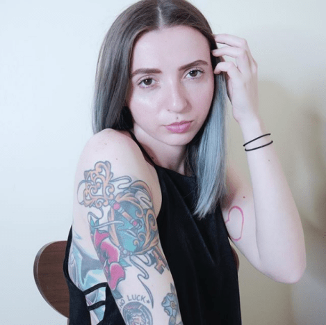 Seznamte se s QCKND, youtuberem, který založil nyní virální tetovací značku.