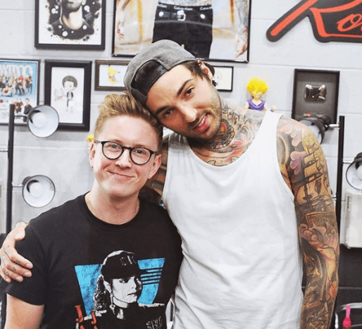 Seznamte se s Romeem Lacosteem, bývalým soutěžícím reality, tetováním hvězdám a vedoucím vlogerem YouTubes.