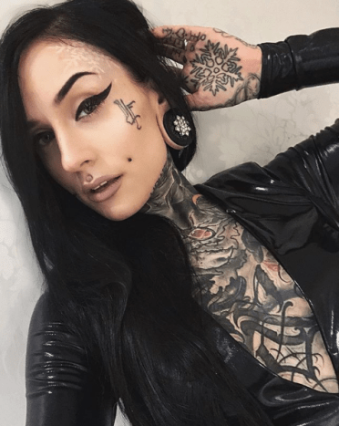 تعرف على Monami Frost ، نموذج وشم مشهور ومجمع و YouTuber. اكتسبت عددًا كبيرًا من المتابعين على وسائل التواصل الاجتماعي بسبب جمالها الغريب والمثير - ومنذ ذلك الحين سمحت لمعجبيها بالتعرف عليها على وسائل التواصل الاجتماعي.