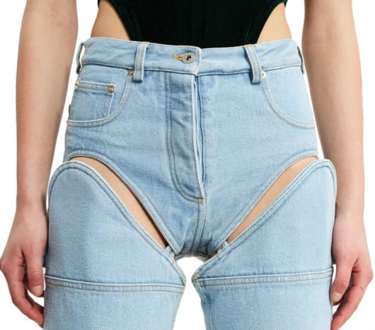 Dies ist jedoch nicht das erste Mal, dass die Marke gewagten Denim enthüllt – sieh dir diese von Chaps inspirierten Jeans an!