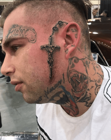 Carlos Macias zabije každé tetování obličeje, které projde jeho dveřmi.