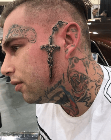 Carlos Macias tötet jedes Gesichtstattoo, das durch seine Tür kommt.