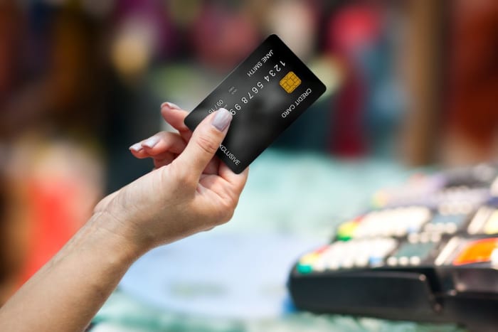 Zenske ruky držící kreditní kartu