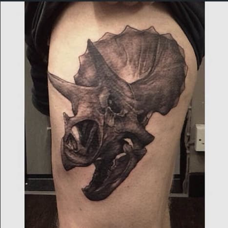 So endete wahrscheinlich der kranke Triceratops. Tattoo von Aaron King.