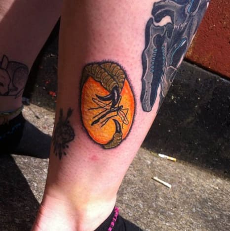 Milujte, jak toto tetování od Aimee Bray má dravé drápy držící jantar.