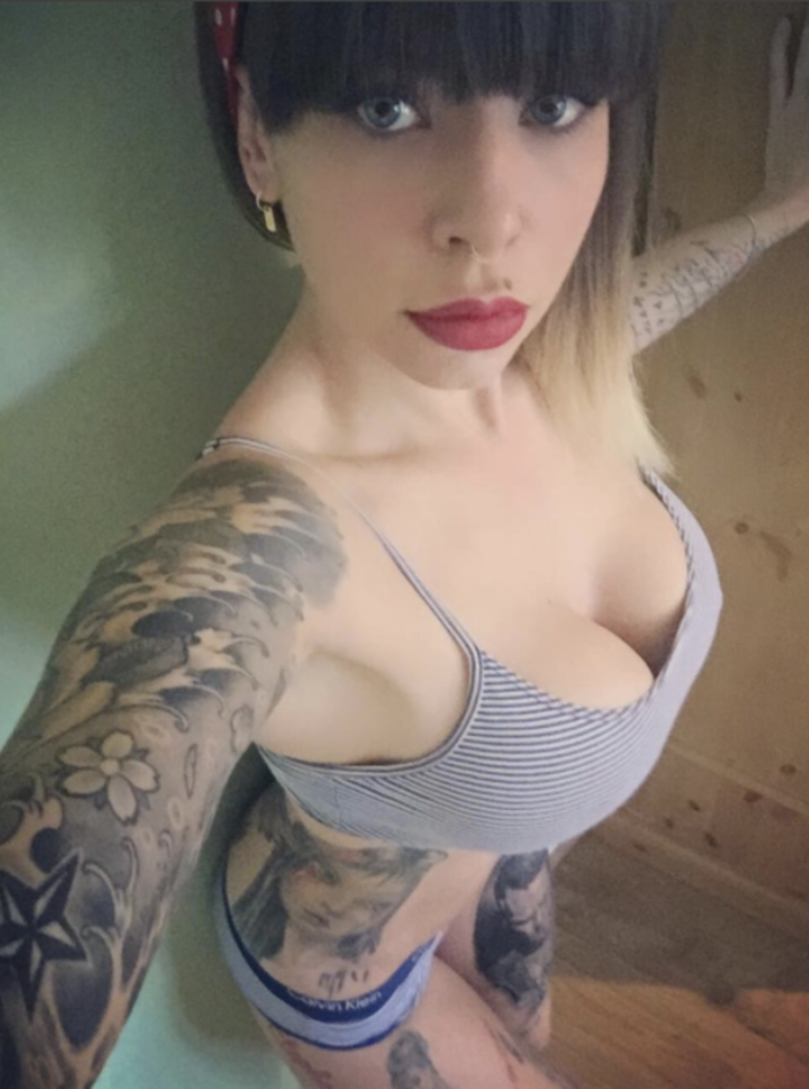Dekolleté-Mädchen-mit-Arm-Tattoos-emma_von_gwen