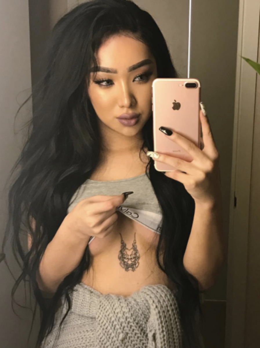 بين الثدي الوشم nikita_dragun