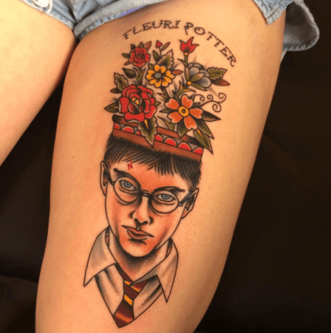 lustiges Harry Potter Tattoo mit Blumen