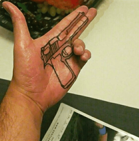 Pistole Tattoo auf der Handfläche