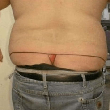 G-String Tattoo am dicken Mann