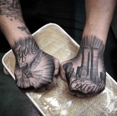 Handtattoos auf der Faust