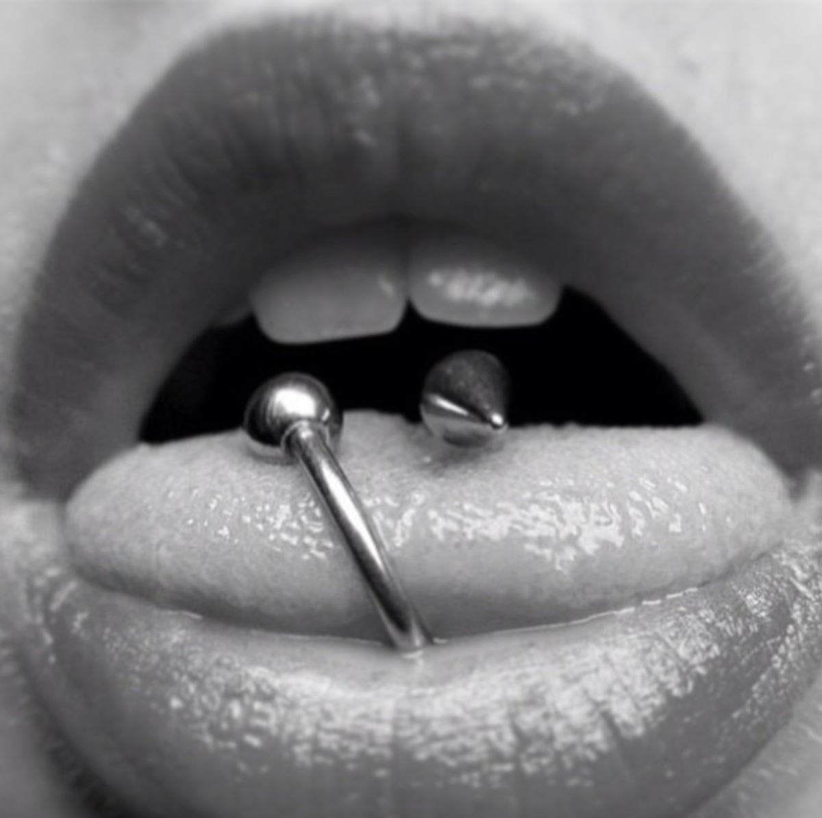 černobílý piercing do jazyka