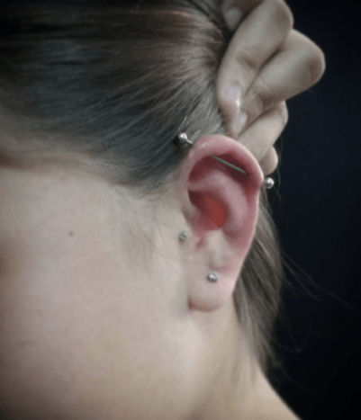 barový piercing do ucha